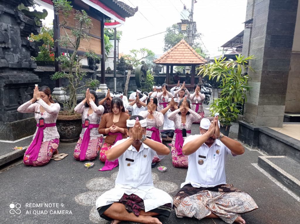 Persembahyangan Bersama Di Kantor Desa Sembung